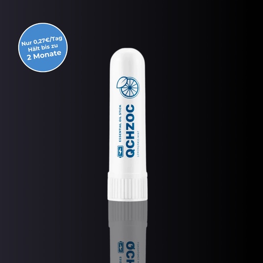 Ein weißer Stick mit ätherischen Ölen mit der Aufschrift „Jetiko TinniStick Akut“ und einer blauen Zitrusscheibengrafik steht aufrecht auf einem glänzenden schwarzen Hintergrund. Ein blauer Kreis besagt: Nur 0,27€/Tag, hält bis zu 2 Monate. 1 Zug hält bis zu 30 Minuten Tinnitus fern.