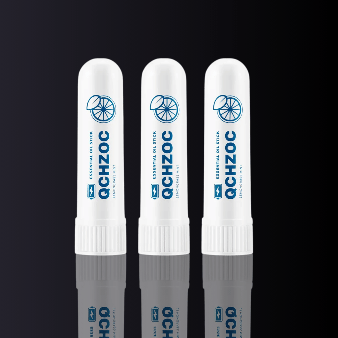 Drei weiße, zylindrische Jetiko TinniStick Akut-Inhalatoren mit der Aufschrift „QCHZOC“ und einem blauen Zitrussymbol stehen aufrecht auf einer reflektierenden schwarzen Oberfläche vor einem dunklen Hintergrund mit Farbverlauf. 1 Zug hält bis zu 30 Minuten Tinnitus Farn.