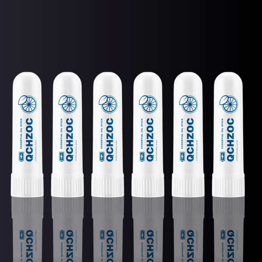 Sechs TinniStick Akut-Inhalatortuben von Jetiko mit blauen Zitronenscheiben-Illustrationen und Text stehen aufrecht in einer Reihe auf einer reflektierenden schwarzen Oberfläche mit dunklem Farbverlauf. Jede Tube bietet pro Anwendung bis zu 30 Minuten Linderung von Tinnitus.