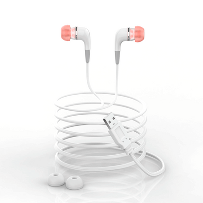 Abgebildet ist der Jetiko TinniPlug – Soforthilfe zur Tinnitus-Linderung: weiße kabelgebundene Ohrhörer mit rosa Spitzen, ein sauber gewickeltes Kabel, das in einem USB-Anschluss endet, und zwei zusätzliche Silikon-Ohrstöpsel auf einer weißen Oberfläche.