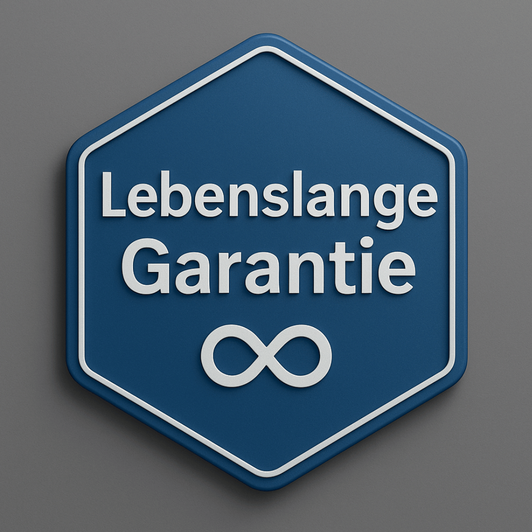 Ein blaues sechseckiges Abzeichen mit weißem Text zeigt "Gratis Lebenslange Garantie" und ein Unendlichkeitssymbol, das für die lebenslange Garantie von Jetiko steht. Das Abzeichen ist vor einem grauen Hintergrund angebracht.