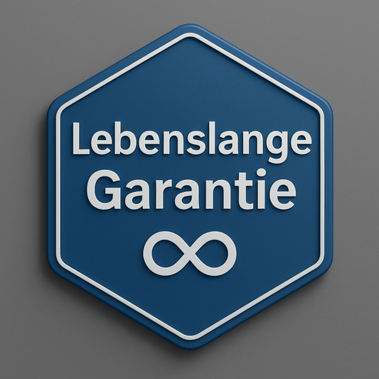 Ein blaues sechseckiges Abzeichen mit weißem Text zeigt "Gratis Lebenslange Garantie" und ein Unendlichkeitssymbol, das für die lebenslange Garantie von Jetiko steht. Das Abzeichen ist vor einem grauen Hintergrund angebracht.